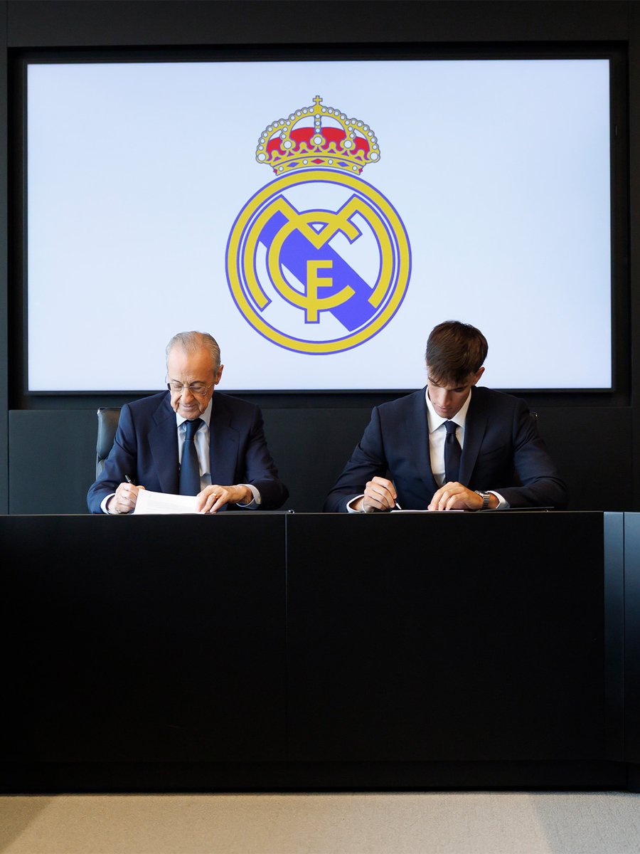 realmadrid's tweet photo. ✍️💫🤍 https://t.co/14Gj4lefuw
