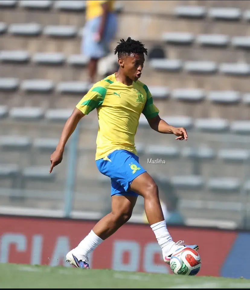 SundownsZone's tweet photo. Pre match warm up 🟡

#Sundowns #WafaWafa #MTN8 #NeverStopRising https://t.co/b4dmKRwzlw
