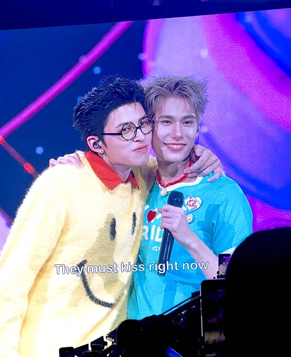 meilynnjang's tweet photo. ปอนด์ภูวินทร์จุ่มแก้มกลางอิมแพคค่ะะคุณผู้ชมมมมมมมมมมม🫠🫠🫠🫠🫠

PONDPHUWIN ETERNAL STAR

#PondPhuwinConcertD3
#PondPhuwin #ปอนด์ภูวินทร์ https://t.co/dNxS07Xpwe