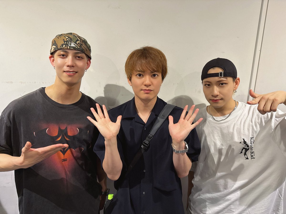 ma_3_ya0630's tweet photo. 東京凱旋2日目ありがとうございました‼️
今日は観に来てくださったたかくんと撮りました📸
ブン太2人と撮れて最高です✌🏻
明日は休演日で明後日からまたお願いします🙇🏻

#テニミュ https://t.co/k2iHS6jJ6M