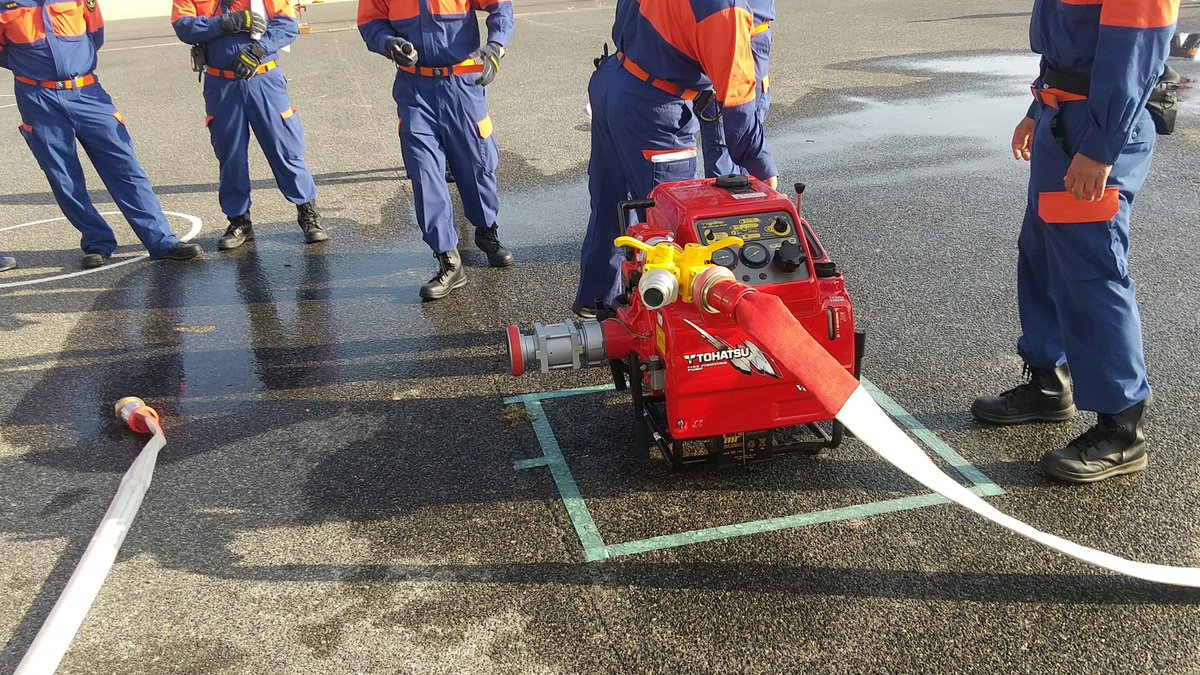 Tsuyoshi_Azuma's tweet photo. 今朝は岡山市南区の消防団で、夏の訓練として、無線を使った中継放水訓練をしました。
方面隊毎にチャンネルを分けているデジタル携帯無線のチャンネルを合わせ、異なる方面隊のポン���車や可搬ポンプを３つつないで距��を空けた放水をしました。今までは伝令に頼っていました。山火事等で有効です。 https://t.co/E3sqUoSzRX