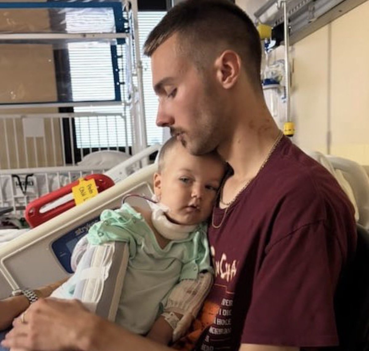 TruthFairy131's tweet photo. 22-year-old Kailey Erhart told her partner to “Say goodbye to the kids” then slashed the throats of her 3 her three young children. 

Miraculously, the 1-year-old Colton survived & is in the hospital now with his father.

Sadly 5-month-old Ava &
3-year-old Morgan died. 

The couple had been in the process of separating & the father feared for the children & had reported to mental health services that Erhart had made threats to harm herself & the children yet they cleared her to be with the children. 

R.I.P Ava & Morgan 🤍🕊️

Love & prayers to Coltan & the father.