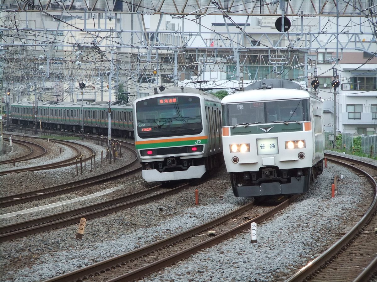 Tomo_Ishigaki's tweet photo. 東京発伊東行き185系普通列車
後ろ5両は熱海で切り離し
戸塚～大船2012.7.20
#185系 #521M https://t.co/LaiHUKid0j