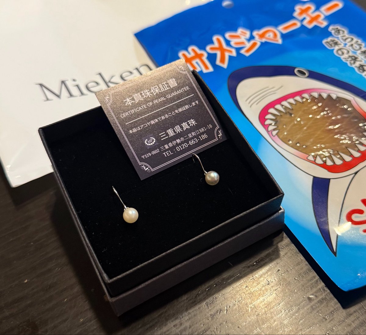 hagure_p's tweet photo. 取り出した真珠はピアスにしました。
白いのは夫、グレーっぽいのは私が取り出したもの。グレーだけど光によっては少し青みかがってて綺麗。

ホントはおかみさんみたいな2連パールにしたかったけどこれはこれで可愛いので大満足です。 https://t.co/MTqHKBwqjo