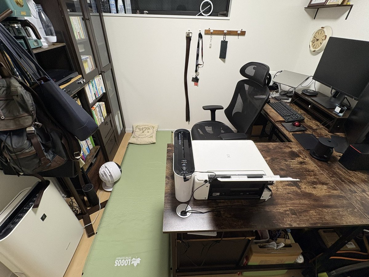 kwtc_'s tweet photo. 嫁友達の泊まりのため仕事部屋にキャンプのマットレス敷いて寝るなど。これにより子供部屋おじさん爆誕。ひとり完全自由時間。 https://t.co/qG7CAQksCA