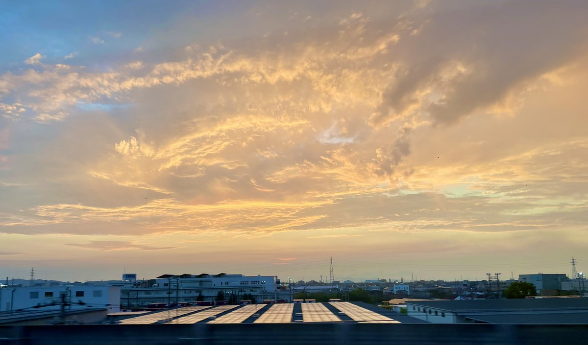 kondomaymay's tweet photo. 帰路、富山辺りの夕やけがめちゃきれいだったー！ https://t.co/QmgeX4lnIP