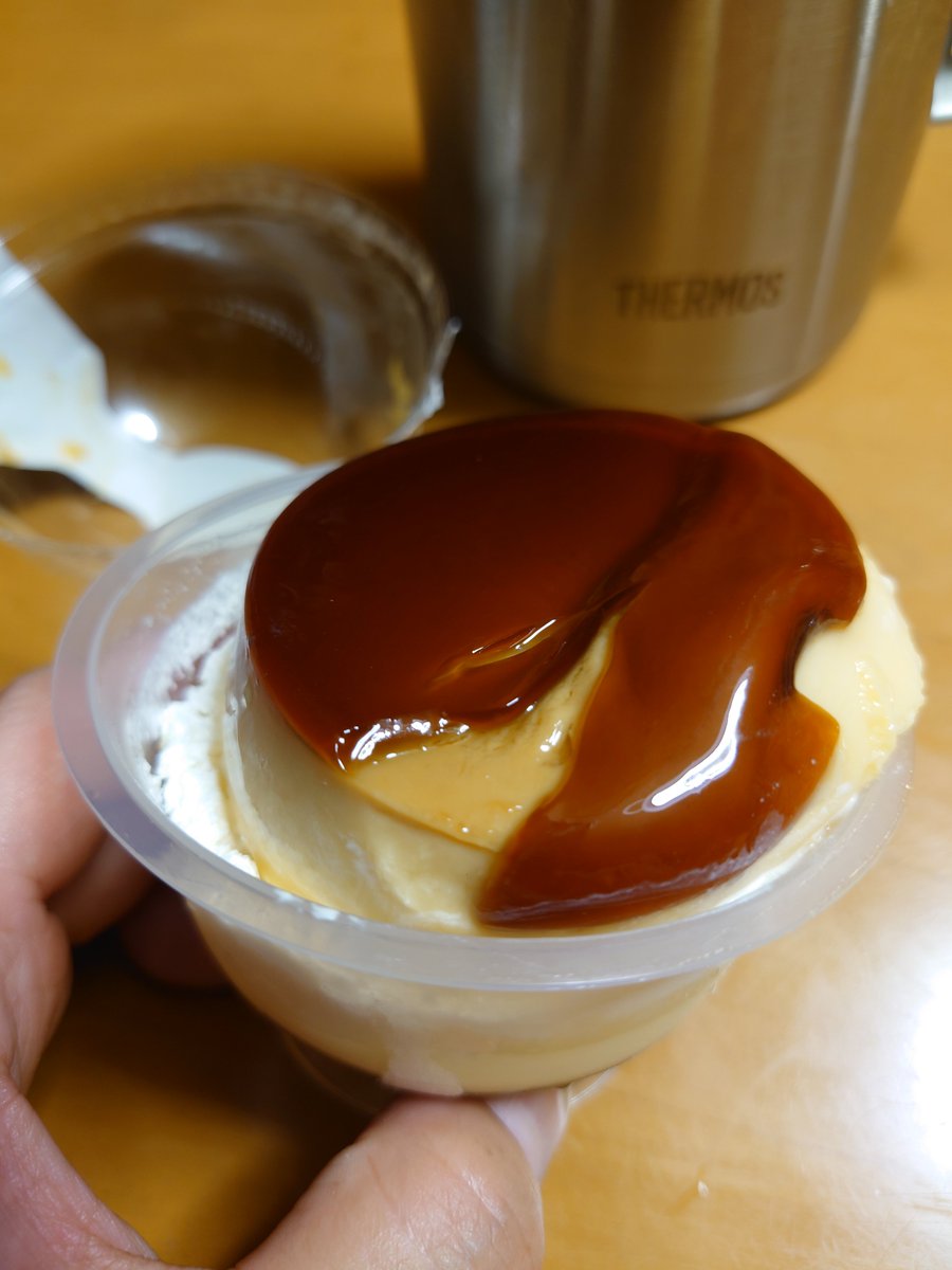 maya73162374's tweet photo. セイコーマートのプリンと酎ハイ

派手に転んだ割に、この程度の崩れで済んでヨカッタ🍮✨

#晩酌
#晩酌第二部 https://t.co/j2ydqzZp79