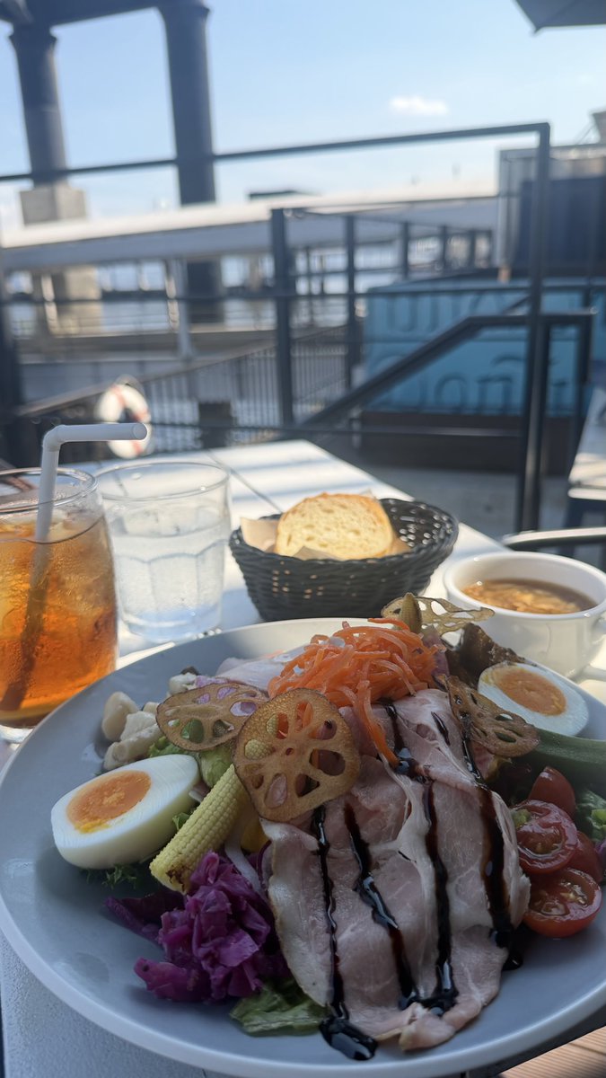 noitchi0505's tweet photo. 海辺でランチ https://t.co/JdRYW08anR
