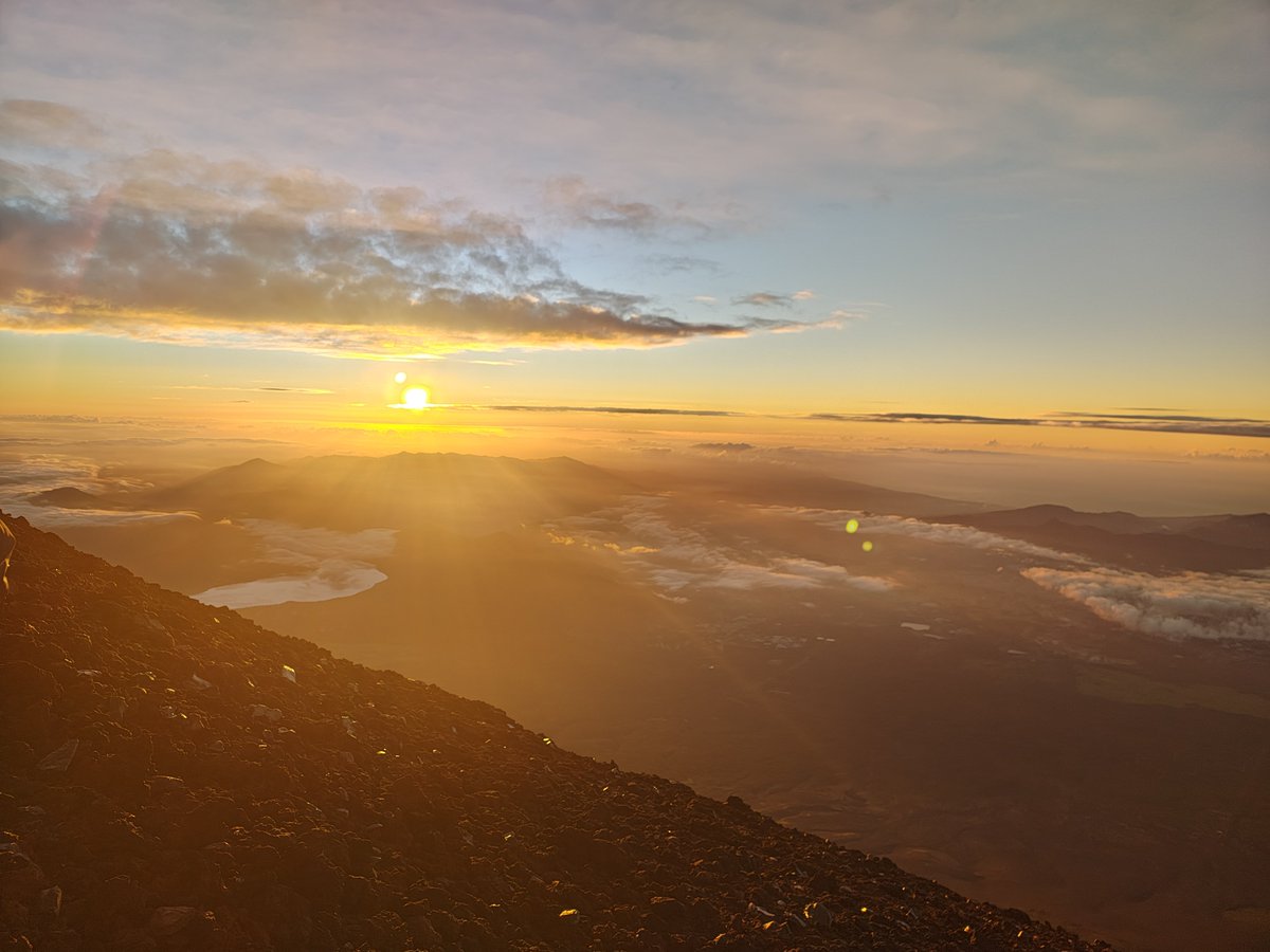 Butata_jp's tweet photo. 8/8 富士山登頂＆日の出🗻☀️
​🔹末広がりの8並びに登頂！
🔹息をのむ絶景の朝日に合掌🙏
💡豆知識：富士山は昔から山自体が神仏（富士信仰）。日の出を「ご来光」と拝むのも信仰がルーツ✨
​昔の人の祈りの原点を体感する特別な朝でした。 https://t.co/Vp3sfDh6k9