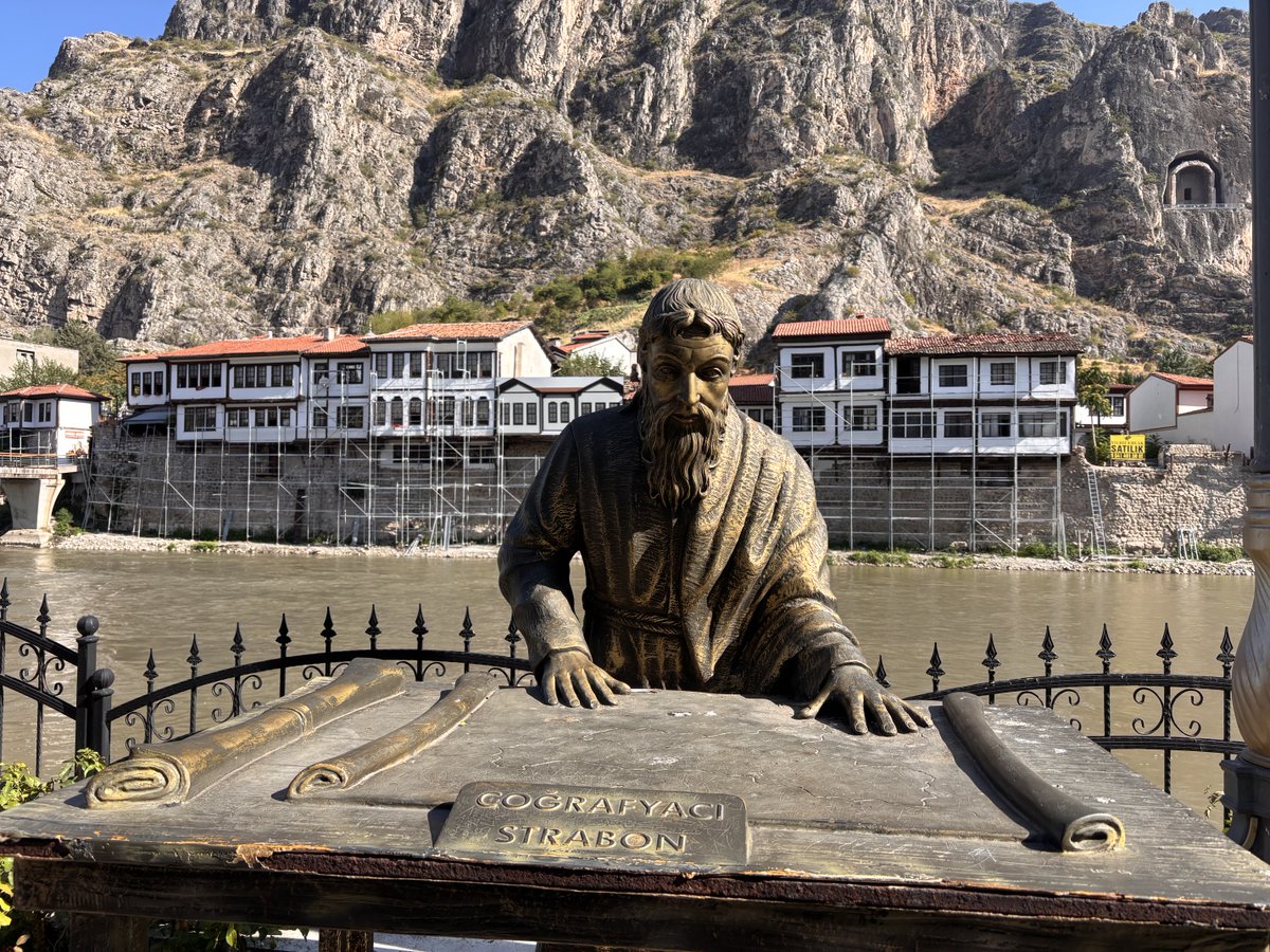 sema_gundz's tweet photo. Antik Çağ'da yaşamış, dünyanın ilk coğrafyacılarından biridir.
17 ciltlik Geographika (Coğrafya) adlı eseriyle bilinir.
(Strabon Türk mü Yunan mı ? tartışmaları devam ediyor. )
#geographika
#strabon https://t.co/R5neyjTRVL