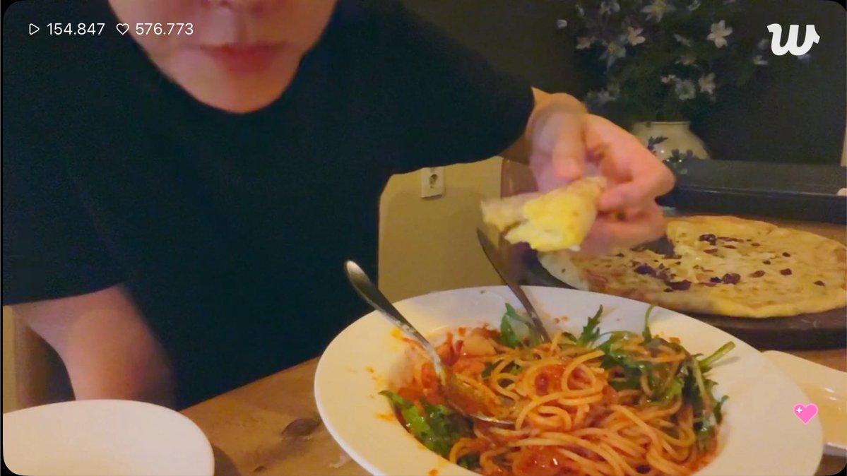 _Kyoongnini_'s tweet photo. Has any other idol ever done a live where they just… start from the car, drive around and take you with them to eat out?😭
All this while also texting us?
Baekhyun has been letting us into his everyday life like this for years. 
No walls, no distance… Just him🥹
Thank you for always sharing all this with us Baekhyunnee 🤍