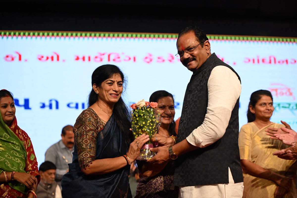 Dileep_Sanghani's tweet photo. गुज़कोमासोल की वार्षिक आमसभा में अंतरराष्ट्रीय कृषि महिला वर्ष के अवसर पर गुजरात के कृषि मंत्री श्री जीतूभाई वाघाणी ने सहकारिता क्षेत्र से जुड़ी महिलाओं का सम्मान किया गया।

महिला शक्ति के सम्मान, सशक्तिकरण एवं सहकारिता क्षेत्र में उनकी सक्रिय भागीदारी को प्रोत्साहित करने की दिशा में यह एक सराहनीय एवं प्रेरणादायी पहल है

📍गांधीनगर
@narendramodi @PMOIndia 
@AmitShah @MinOfCooperatn 
@jitu_vaghani