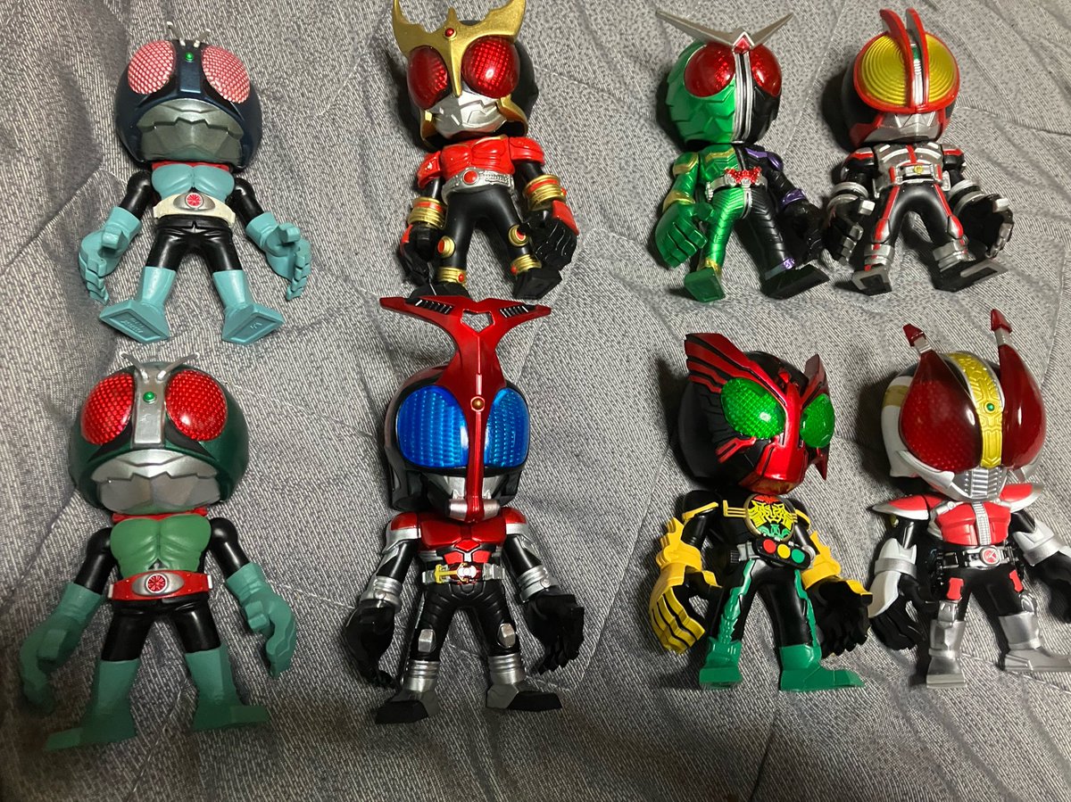 VENONUMA's tweet photo. そして、帰ろうと歩ってたらさっきのガチャガチャ屋さんにまた入ってみるかあと。色々見てたら、サンプル展示してたオーズと電王をカプセルに戻して販売したので急いで回したら…

コンプしました！！！！ https://t.co/aOUE5RZuBQ