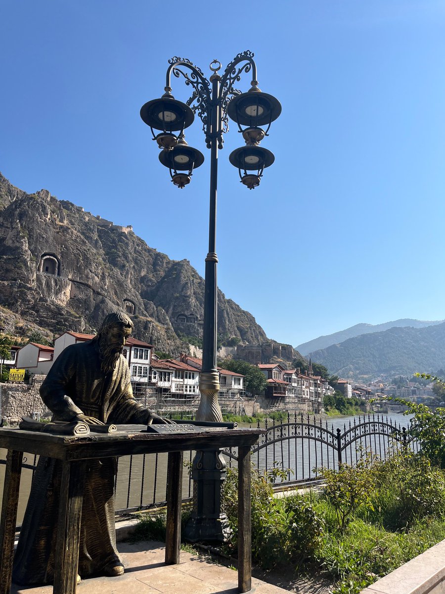 sema_gundz's tweet photo. Antik Çağ'da yaşamış, dünyanın ilk coğrafyacılarından biridir.
17 ciltlik Geographika (Coğrafya) adlı eseriyle bilinir.
(Strabon Türk mü Yunan mı ? tartışmaları devam ediyor. )
#geographika
#strabon https://t.co/R5neyjTRVL