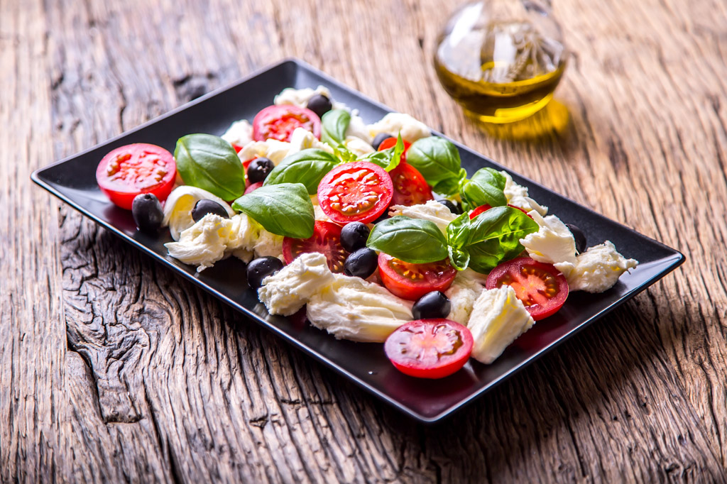 SivaGunasegaran's tweet photo. Just grabbed fresh cherry tomatoes, organic basil, and mozzarella for a caprese salad tonight! Quick, tasty, and full of summer vibes ， https://t.co/eQRfFqahzA