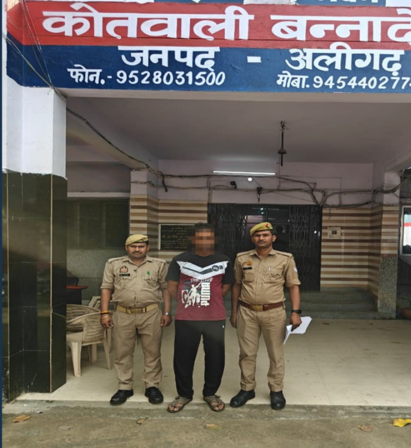 aligarhpolice's tweet photo. #AligarhPolice
थाना बन्नादेवी पुलिस टीम द्वारा वारंटी अभियुक्त को गिरफ्तार करने के सम्बन्ध में-
#UPPolice https://t.co/gg0BIDt7N3
