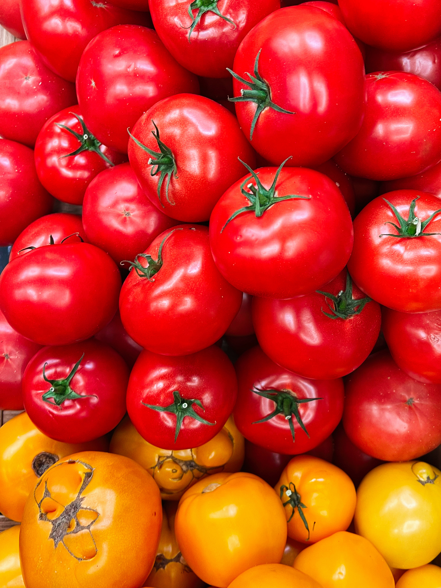 andias2413's tweet photo. Just restocked the freshest organic tomatoes, crisp romaine lettuce and fragrant basil for your weekend salads! Grab local, seasonal produce today ， https://t.co/E3PxgoBlgi