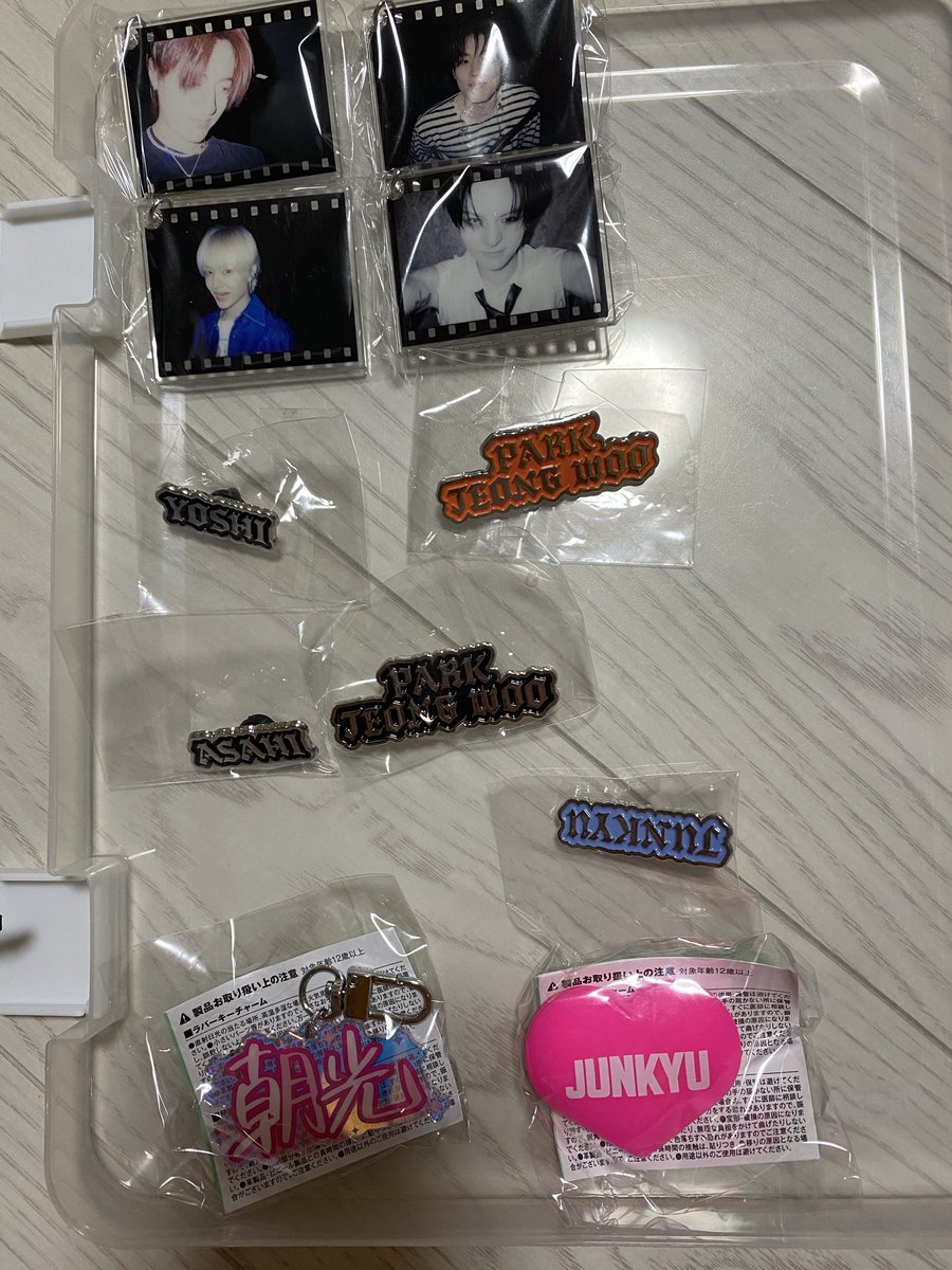 ra_84sa's tweet photo. TREASURE THE STAGE ザステ　福岡  交換
【譲】　写真のもの
【求】    顔アクキー ジェヒョク＞＞ジュンギュ
           名前アクキー ジェヒョク
           ILOVEのキーホルダー ヒョンソク
    ＊メンシプガチャ
  　　     ヒョンソク＞＞ジェヒョク

異種も交換検討します！
銀テも求めてます！ https://t.co/aLRKliCUJy
