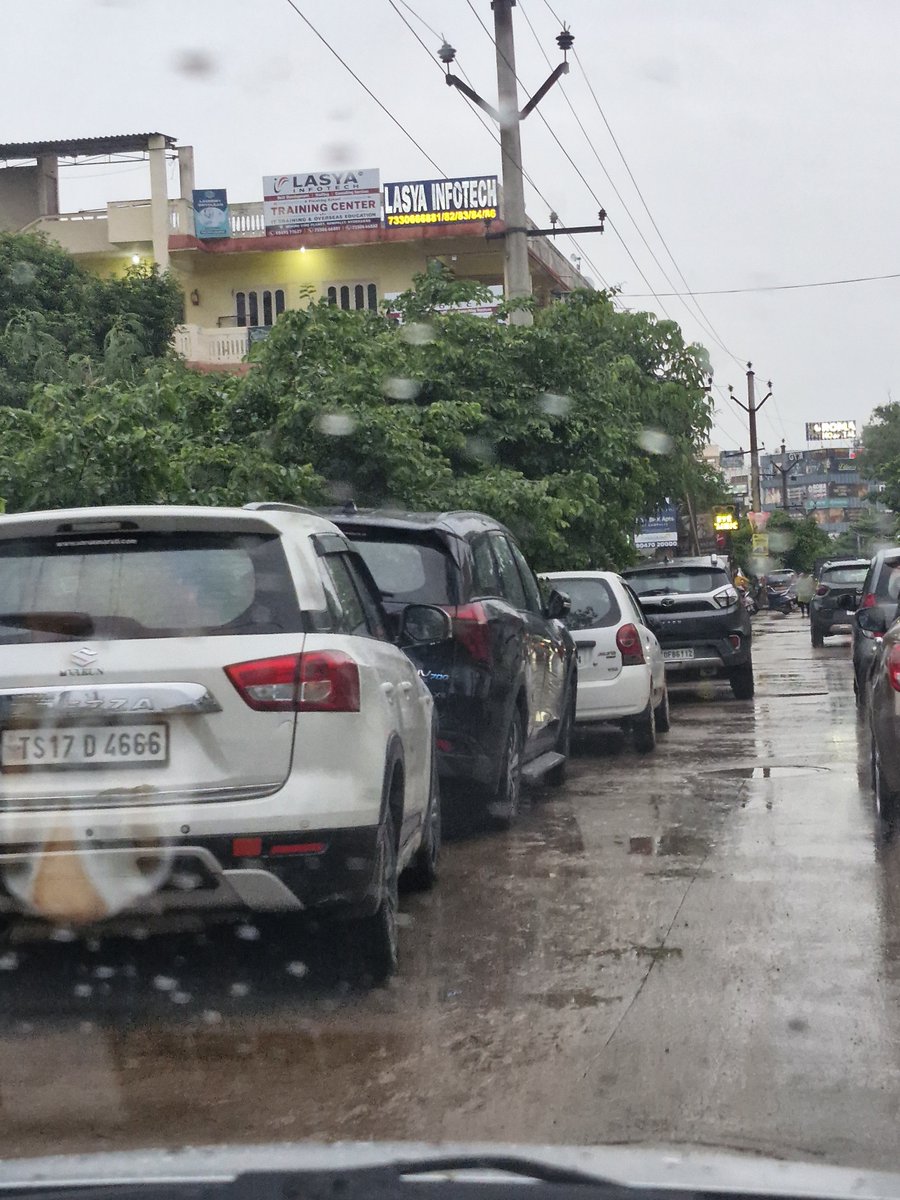 Praful_0666's tweet photo. This has become very common parking on the cine planet road though there is parking that is allocated for cineplanet visitors 

@cyberabadpolice @MC_Cyberabad @CYBTRAFFIC @Alwaltrps

Location : beside cineplanet road 
Issue : parking vehicles on road https://t.co/ic5ykKRbaL
