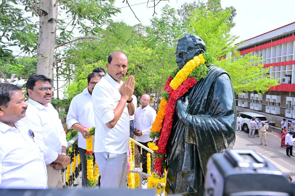 BnVijayKumar_Bn's tweet photo. ఒంగోలులో ప్రకాశం భవనంలో శ్రీ టంగుటూరి ప్రకాశం పంతులు గారి 155వ జయంతి సందర్బంగా వారి విగ్రహానికి మంత్రివర్యులు, జిల్లా కలెక్టర్, శాసనసభ్యులతో కలిసి పూలమాల వేసి నివాళ్ళుర్పించాను
#TanguturiPrakasamPantulu
#TDPSanthanuthalapadu
#MLAVijayKumar
#BNVijaykumar
#TeamBN https://t.co/e5eGX9k9h9