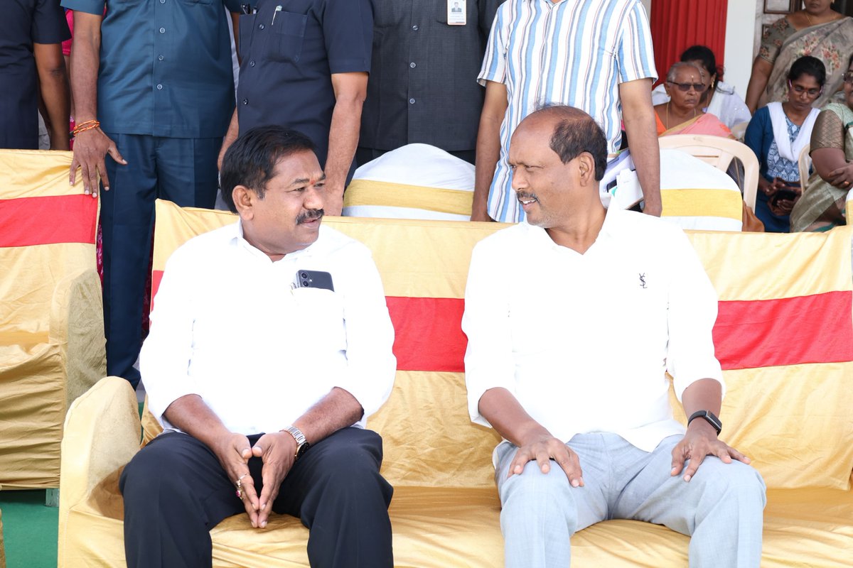 BnVijayKumar_Bn's tweet photo. ఒంగోలులో ప్రకాశం భవనంలో శ్రీ టంగుటూరి ప్రకాశం పంతులు గారి 155వ జయంతి సందర్బంగా వారి విగ్రహానికి మంత్రివర్యులు, జిల్లా కలెక్టర్, శాసనసభ్యులతో కలిసి పూలమాల వేసి నివాళ్ళుర్పించాను
#TanguturiPrakasamPantulu
#TDPSanthanuthalapadu
#MLAVijayKumar
#BNVijaykumar
#TeamBN https://t.co/e5eGX9k9h9