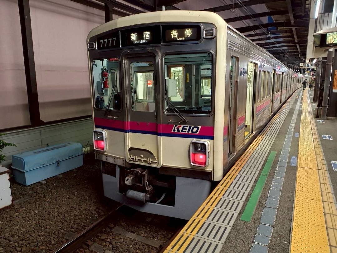 ct6_ld's tweet photo. #1編成しかいない列車を無言であげる  
7727だけミスカットしかないので、5年前の乗車電記録で。
ほら、7000はほとんどに編成が仕様違うよ。 https://t.co/QlqirvptqS