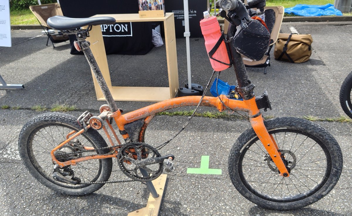 Teppei92983090's tweet photo. Bike of YAKURAI(その1)
ブロンプトンGライン

やくらいのクソみたいなガレ場を走りきった傑物。ノートラブルなのすごい。ちなみに下りで3台くらいまとめてごぼう抜きにしたのを目撃した https://t.co/7VVlBVFW5Z