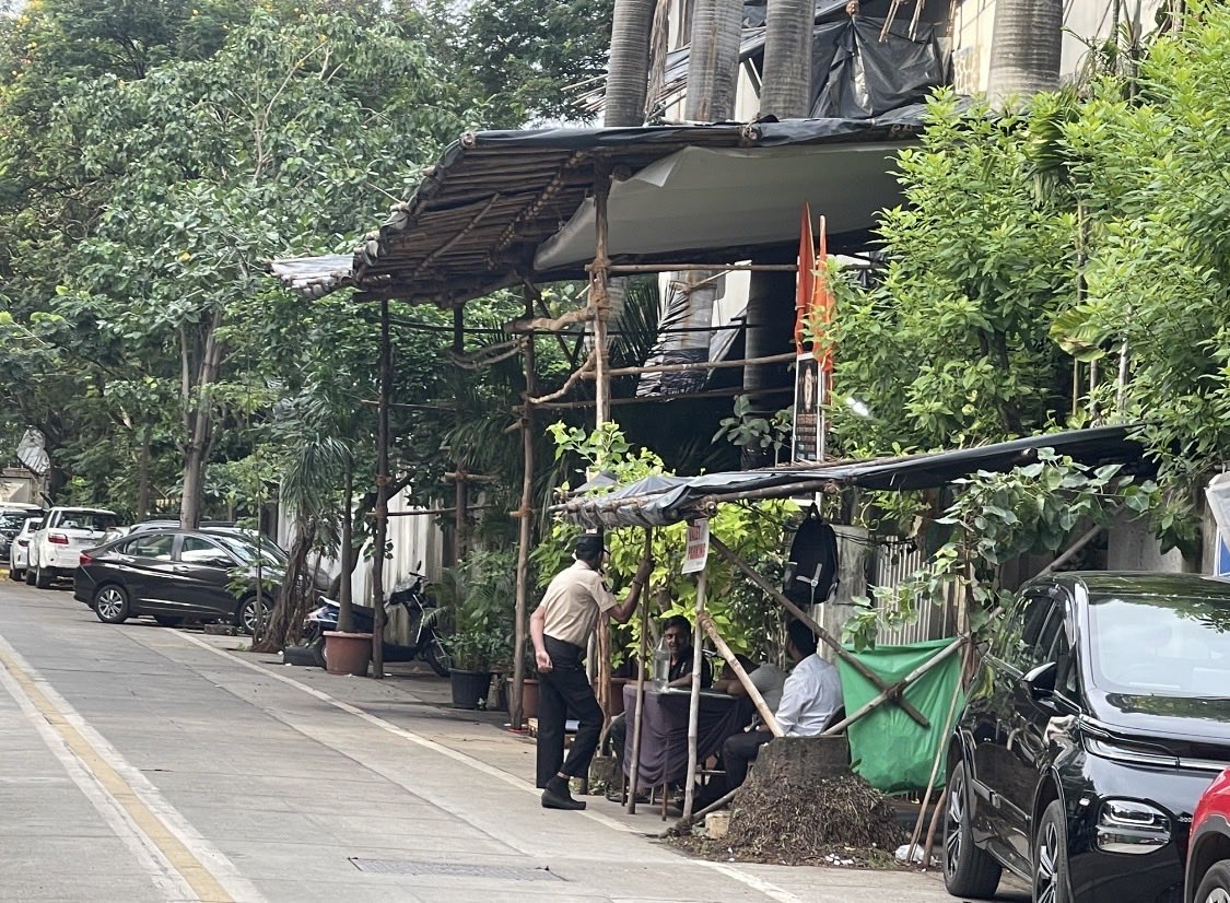 juhuresidents's tweet photo. Complete lawlessness on Road no. 12A, Juhu! Vile Parle Gymkhana Club has built a permanent valet parking shed encroaching on public road.
This narrow street is hit by perpetual jams due to illegal &amp; wrong parking. @mybmcwardKW @MTPHereToHelp please demolish this encroachment! https://t.co/s5tds4ADvD