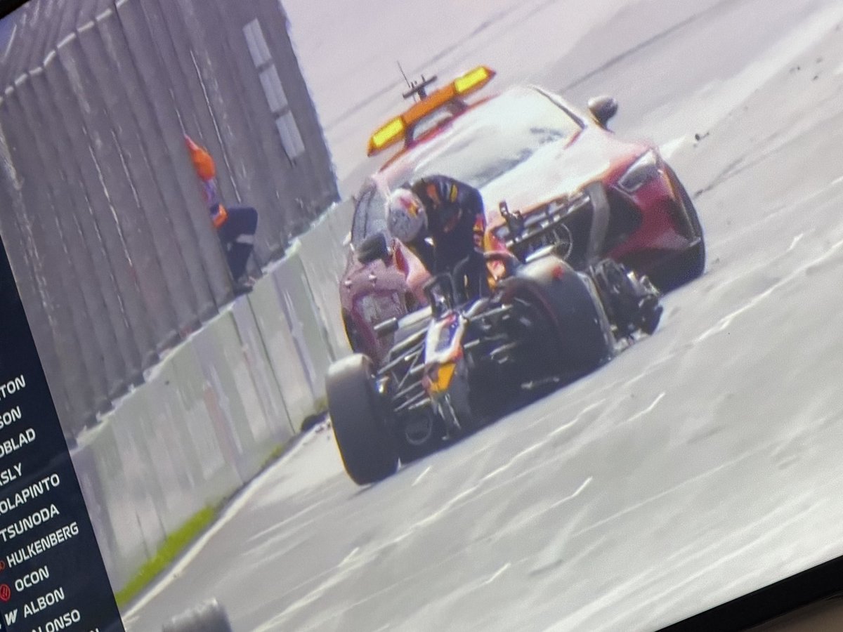 teamverstappen's tweet photo. WHY https://t.co/8hS6MOD0nh