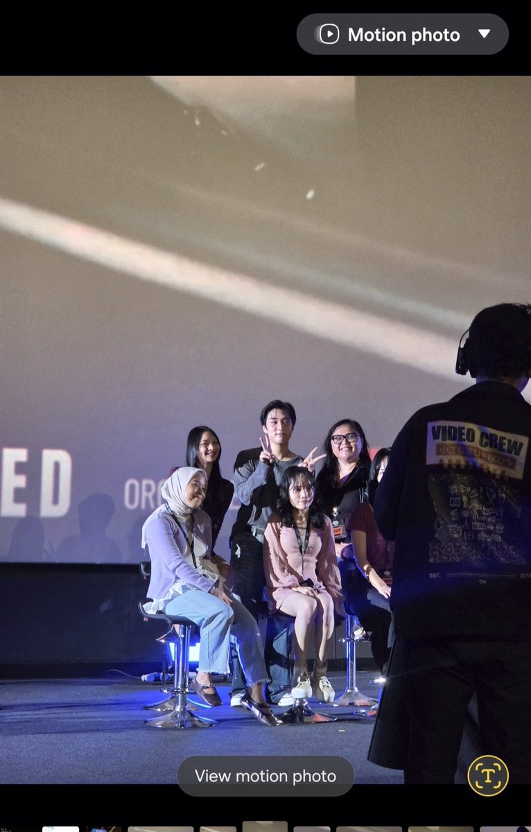 neglectedrealm's tweet photo. btw i also managed to take vids/pics for some of the 1:5 &amp; 1:15 group photos with jacob ytd. if you happen to be in this picture or know someone who's in the group and want the original video/pic you can dm me ^^

#JACOB_MTWTOUR2026 https://t.co/omtWxOkdHi