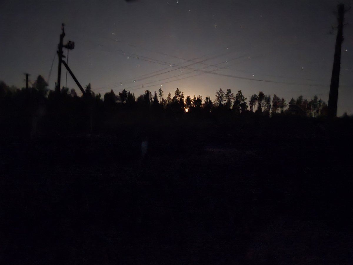 kon8367's tweet photo. Задумывая тёмные дела, за лесом ухмыляется луна. https://t.co/80hVBNW7BG