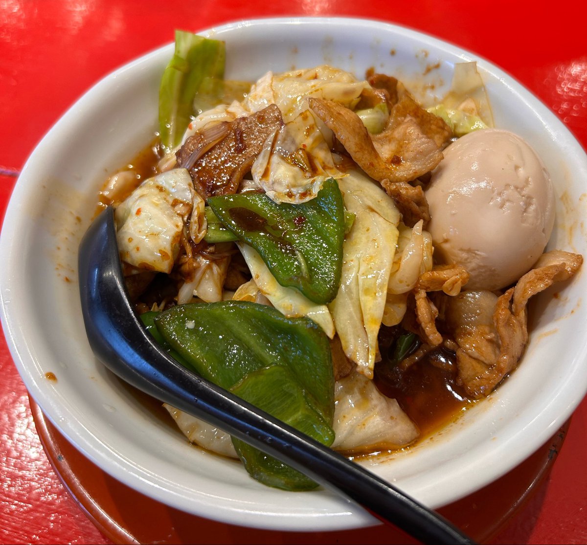 me80938913's tweet photo. みそ漢さんの回鍋肉ラーメン醤油♡
むかしむかしだけど笑
建華園？ｹﾝｶｴﾝ笑って新寺にあって、そこの回鍋肉ラーメンが大好きだった♡
近くは博龍さんの回鍋肉ラーメンが大好きだったのに閉店されて( i 𖥦 i )
ありがたくみそ漢さんの回鍋肉ラーメンをいただきました✨
お肉も沢山で美味しかった😋 https://t.co/1qAq5GcggH