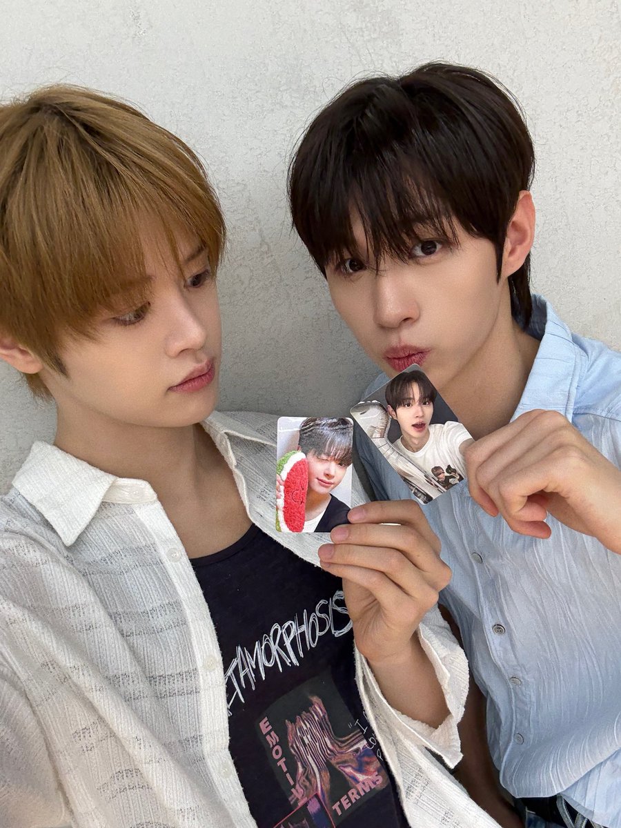 CYE_MEMBERS7's tweet photo. 포카 가지면 인물 소환가능???🧐🤨🥸

#마징시앙 #MAJINGXIANG 
#CLOSEYOUREYES #클로즈유어아이즈
#CYE #클유아 https://t.co/bEX09q3kjs