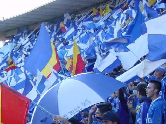 JuanDie41112326's tweet photo. El cartel con el que los Comandos Azules anunciaban el Banderazo, la Norte y el Banderazo en todo su esplendor y en el primer tiempo Millos atacaba en el arco norte y sobre el minuto 25 Nicolas García anotó el gol para el Embajador en un tiro de esquina. https://t.co/xuragBtmJP