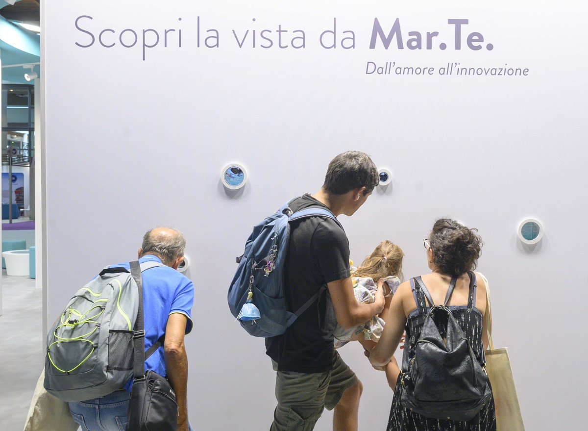 AceaGruppo's tweet photo. Al Meeting per l’Amicizia fra i Popoli, raccontiamo il nostro impegno per l’acqua, l’innovazione e la valorizzazione del patrimonio storico e culturale attraverso uno spazio espositivo pensato per accompagnare i visitatori alla scoperta delle nostre attività.

Lo stand, ispirato nella forma a una goccia d’acqua, propone un percorso multimediale dedicato al servizio idrico, all’illuminazione pubblica e artistica, ai progetti di economia circolare e alla tutela dell’ambiente.
Tra i protagonisti dello spazio anche Acea Scuola - Educazione Idrica, il programma rivolto alle nuove generazioni per diffondere una maggiore consapevolezza sul valore dell’acqua, e MarTe, la storica lampada subacquea che ha rivoluzionato l’illuminazione delle fontane monumentali italiane, oggi parte del patrimonio raccontato dal Museo Acea Heritage.
E per celebrare il legame con Roma, al Meeting arrivano anche i brick “Ah₂O! L’Acqua di Roma”, un omaggio alla Capitale e alla sua risorsa più preziosa.

Continuate a seguirci nei prossimi giorni del Meeting per scoprire tutti gli appuntamenti e le iniziative di Acea a Rimini.

#Acea #MeetingRimini #Meeting2026 #Meeting26 @MeetingRimini