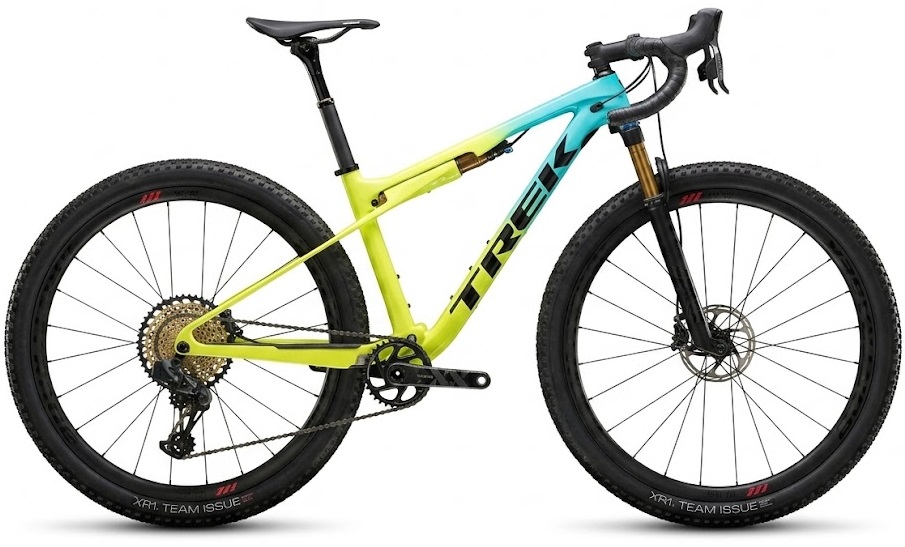 gonzosbikes's tweet photo. フルサスXCバイクにドロップハンドル突っ込んで、グラベルレーシングバイクにすりゃ、下りは速いし、下手すりゃ登りもトラクションのかかりがいいから速いんじゃね？問題。真面目に考えてみた。

やくらいのUCIレース、場所によっては100％を超えるギア比のローギアがないと厳しいような激坂もあり、下りは落車が続出したそうな。となると、下りはフルサスが圧倒的に有利だろうし、路面の状況によっては、登りもリアサスがあったほうが有効かもしれない。でも、XCレースほど荒れたところを走るわけでもないし、飛んだり跳ねたり落ちたりもないのだから、ショートストロークXCバイクで十分。

となると、TREKのSUPERCALIBER、これ具合がよさそう。なんたって、リアストロークは60㎜、フロントストロークは100㎜だから、フルリジッドから乗り換えてもあまり違和感はないだろうね。
Sサイズのジオメトリーを見ると、リーチが395㎜。おいらのMサイズのREVEL ROVERは、リーチが407㎜、ステム長は80㎜なので、このリーチなら問題なくドロップバーで組める。ただ、ヘッドチューブ長が短いので（90㎜しかない）、コラムスペーサーを入れて、ハンドル位置を高くしないと、ドロップの下を持って走るのがつらくなります（汗）
ヘッドアングル69°というのもちょっと寝ているけれど、実際にはフロントサスペンションのサグで、走っている時のヘッドアングルは70.5°くらいになるから問題なし。
ホイールベースは1080㎜弱とちょっと長いが、下りの安定性でぶっちぎれそう。

問題はギア比。MTBのフロントギアは最大で38Tくらいまでしか対応していないことが多い。グラベルレースだと、フロント42Tとか、44Tを使うこともあるから、ここがディスアドバンテージになりそうだが……XTRの9～45Tというスプロケットを使えば、ここもかなり差は縮められる。

お！なんかよさそうじゃん！と、AI先生に、ドロップ仕様のスーキャリを描いてもらったら、いやこれ、とてもまとまっているじゃない！！あとは、タイヤを50Cにすれば完璧じゃね？？

というわけで、誰かおいらに、スーキャリのSサイズ中古車をご紹介くださいな🤣🤣🤣