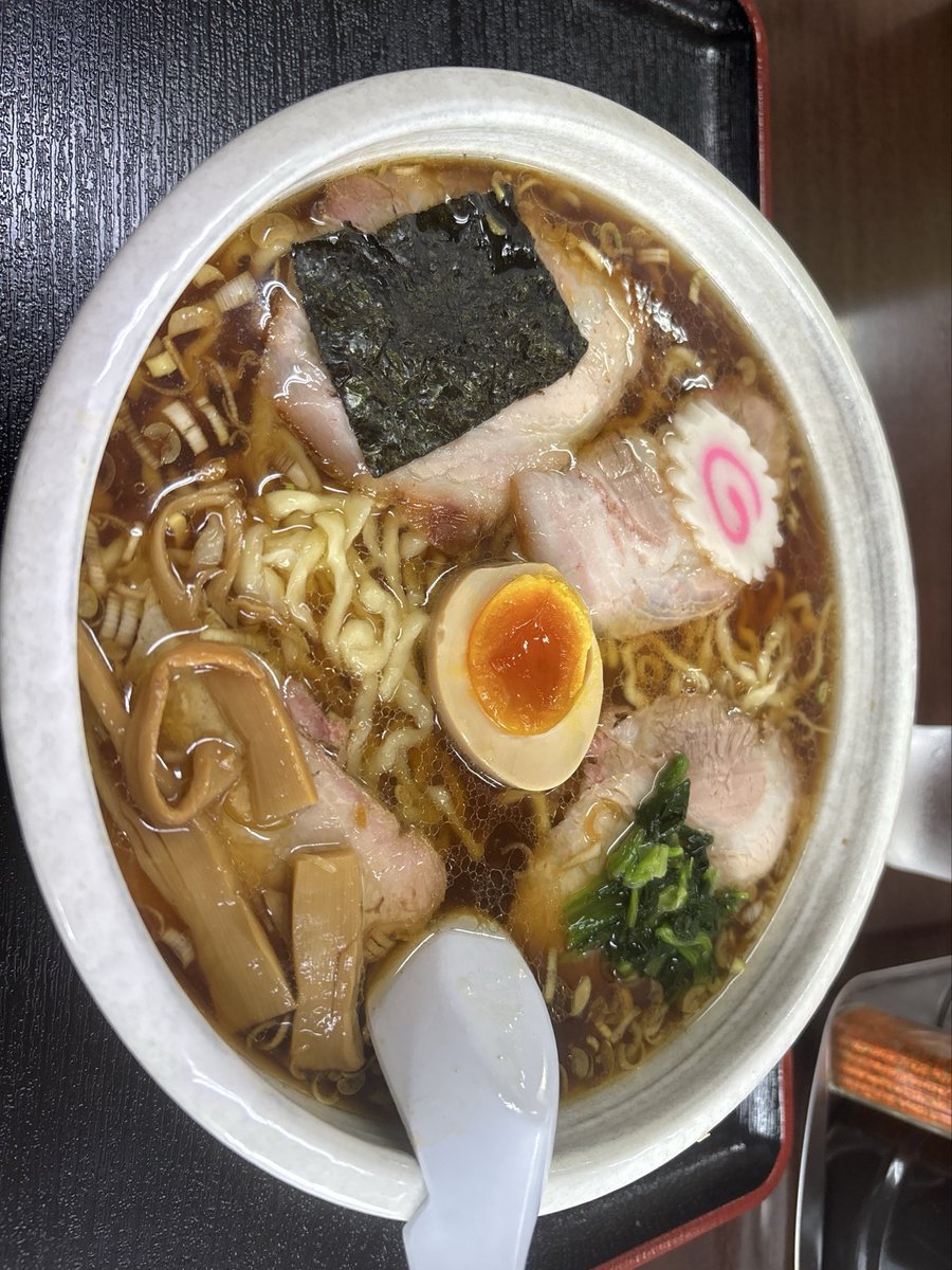idnao3's tweet photo. やっぱり山形のラーメンは美味いと思った
これは白河系のラーメンだけど、なんか口に合わない。美味いんだけど、これじゃない感がするんよね。醤油の味が強いんだけど燻製の匂いで中和してる感がしてて、、、
人気のお店なんだけど、こんなもんなんだなって。
チャーシューは美味かった。 https://t.co/CmOhtnFlvJ