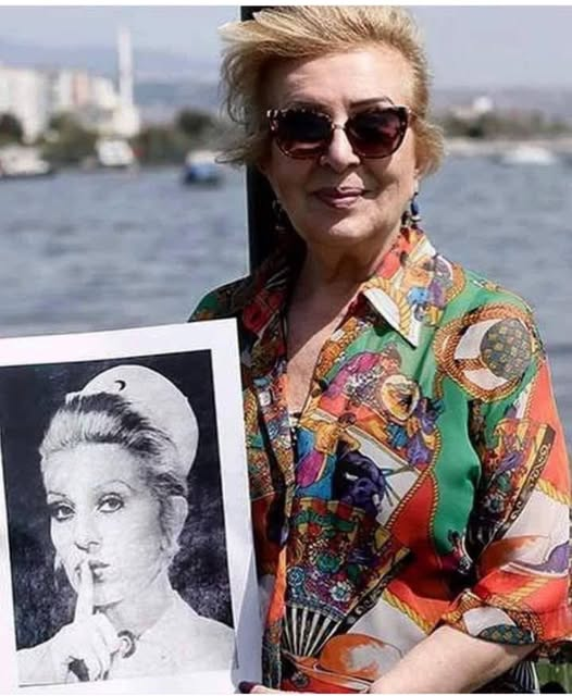 TOPRAK_2_'s tweet photo. Bizi susturan Hemşire: #Dilek #Tunca 👩⚕️
1976 yılında verdiği pozdan tanıyoruz
Hemşire Dilek’i.
Aslına bakarsanız kendisi bir hemşire bile değildi.
O yıllarda mankenlik ve fotomodellik
yapıyordu.
Bayan Sus’un ayrı bir yeri daha vardı; Atatürk’ten sonra duvardan inmeyen
tek fotoğraf onunkiydi.. 🤔🥰