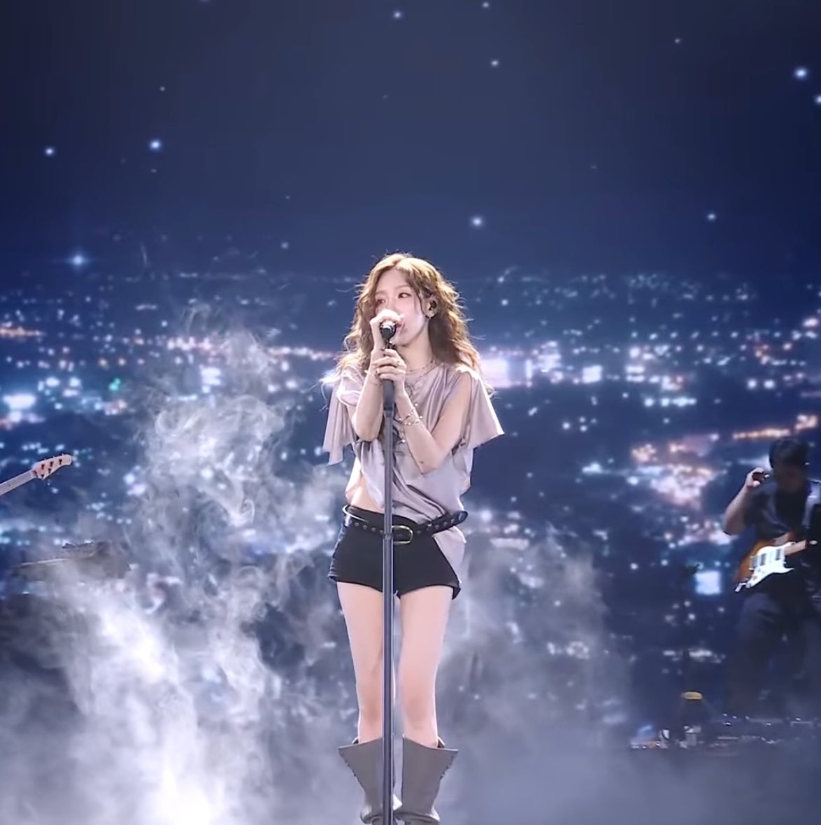 TAEYEONTHAI's tweet photo. แทยอนขึ้นแสดงแล้ว สวยมาก✨️👑 https://t.co/Gd3aC8aJsj