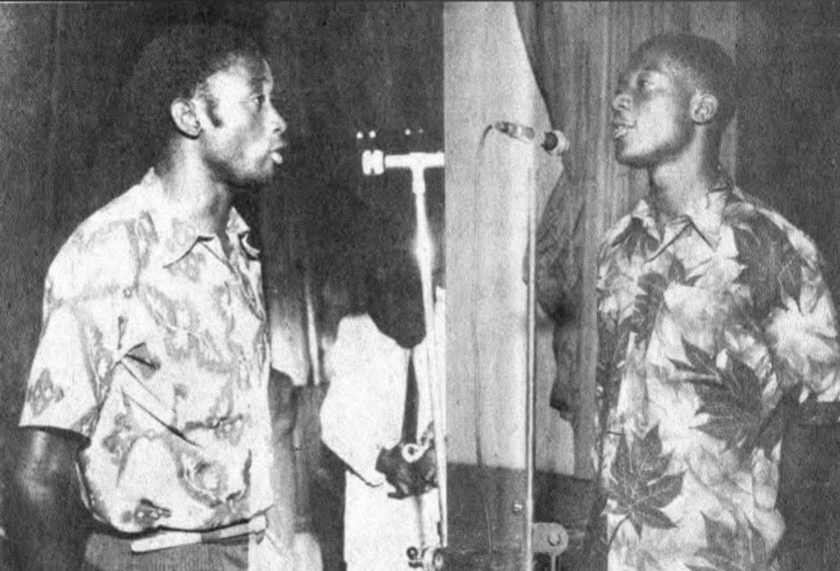 Chroniques225's tweet photo. • LAURENT GBAGBO ET ALPHONSE DJÉDJÉ MADY, DEUX LEADERS SYNDICALISTES, FACE À FACE POUR UNE PHOTO DE RÉCONCILIATION. 

Nous sommes en 1969. 
Le congrès de L’Union des élèves et étudiants de Côte d'Ivoire (UNEECI) créée en 1963 se passe mal, des troubles agitent le campus. 
Houphouët décide de dissoudre l'UNEECI pour créer le MEECI, une partie des étudiants décide de manifester, l'armée intervient sur le campus. Les meneurs des étudiants « rebelles » dont Gbagbo, sont envoyés au camp de redressement militaire d'Akouedo. En vieux timonier de la politique, Houphouët convoque les deux tendances de la jeunesse estudiantine à une rencontre de réconciliation à Yamoussoukro.
Le groupe de l’UNEECI dissous est représenté par Laurent Gbagbo, 24 ans, étudiant en histoire et celui du MEECI nouvellement créé, par Alphonse Djédjé Mady, 24 ans, étudiant en médecine. La paix revient sur le campus de Cocody, après cette rencontre.

(📝 : Prof. Michel Galy - Ivoir'Hebdo)