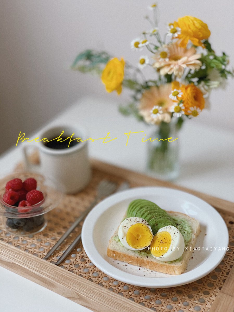 blooq809084's tweet photo. Just whipped up creamy avocado tomato toast with a sprinkle of sea salt—my go-to quick and satisfying weekend bite https://t.co/muMkYUERGf
