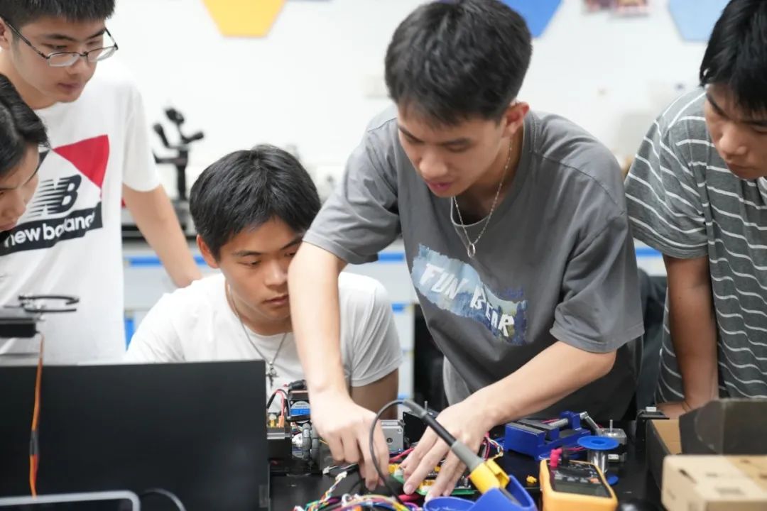 Vijayparmar0185's tweet photo. Our tech club's DIY robot workshop this Saturday! No experience needed, all materials provided—come build your first robot with us at the campus activity center! https://t.co/TvQDBRI4OT