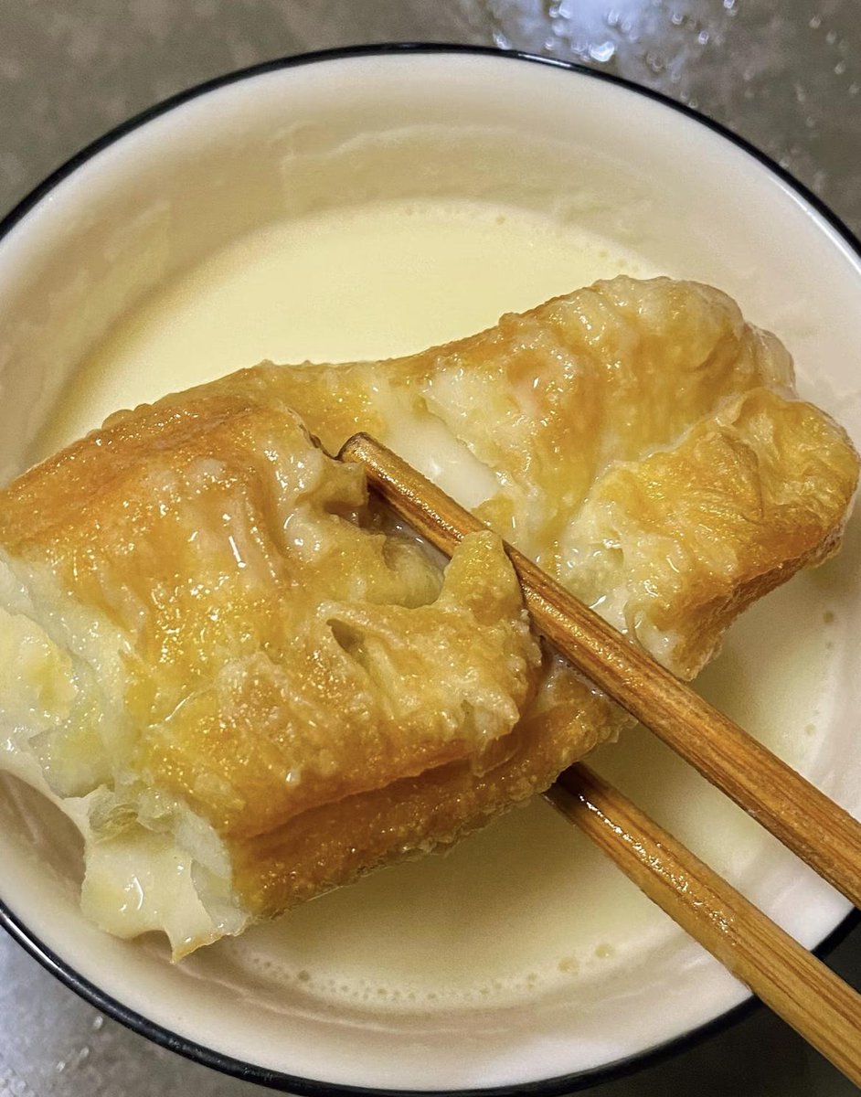 AbdurkadirT's tweet photo. Hot, crispy Chinese fried dough sticks  perfect with soy milk for a cozy morning!， https://t.co/pPsiliXQ4h