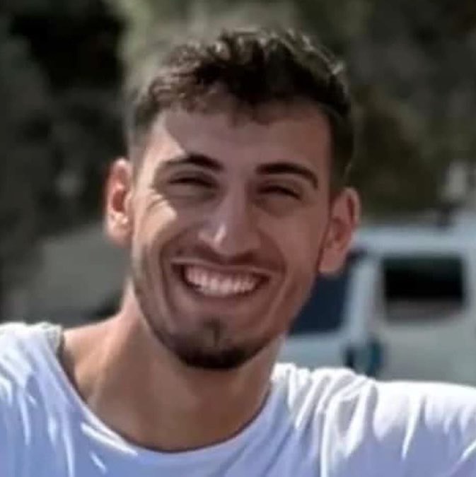 ToplumsalMht123's tweet photo. Türkiye bir işçi mezarlığıdır!

Yüksek Hızlı Tren şantiyesinde çalışan 19 yaşındaki Duran Nazlı, elektrik akımına kapılarak hayatını kaybetti.