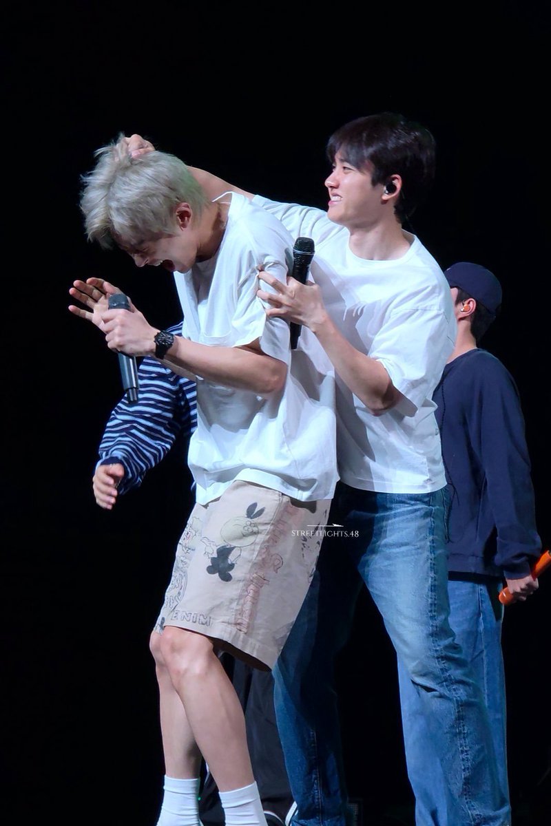 clairmerence's tweet photo. ไม่ได้จะบอกว่าห้ามเป็นห่วงเรื่องความปลอดภัยเวลาพวกมันหยอกกัน ทุกคนมีสิทธิเป็นห่วงได้ แต่รำคาญคนที่เอาเรื่องนี้ไปขยายเพื่อหาว่าใครผิด

อย่าทำเรื่องที่มันไม่มีอะไรให้มันมีอะไรนักเลย สองคนนี้ก็แกล้งกันแบบนี้เป็นปกติ ไม่ว่าจะหลังเวที ตอนซ้อม หรือบนเวที มันก็คือการหยอกกันตามประสาเพื่อนผู้ชาย จะตัดคลิปมาเบลมคยองซูว่าใช้ความรุนแรง หรือหันไปโทษชานยอลว่าเล่นไม่เข้าท่าจนอาจทำให้อีกคนเจ็บ ก็ไปกันใหญ่ทั้งคู่

ไม่มีใครมีเจตนาจะทำให้อีกคนเจ็บ และไม่มีใครกำลังใช้ความรุนแรงกับใคร มันแค่หยอกกันแล้วก็หันมาหัวเราะใส่กันเหมือนเดิมอย่างทุกครั้ง

สุดท้ายคนนอกนี่แหละที่ขยายเรื่องราวแล้วพยายามหาคนผิดกันเอง จะเป็นให้ได้เลยนะตำแหน่งคนดีที่สุดของโลกใบนี้อ่ะ  😑