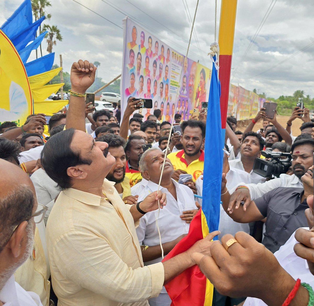draramadoss's tweet photo. சேலம் தெற்கு மாவட்டம், சங்ககிரி சட்டமன்ற தொகுதி, வெள்ளையம்பாளையத்தில், பாட்டாளி மக்கள் கட்சியின் முன்னாள் சட்டமன்ற உறுப்பினர் வை.காவேரி அவர்கள் தலைமையில் 500-க்கும் மேற்பட்டோர் தங்களை பாட்டாளி மக்கள் கட்சியில் இணைத்துக் கொண்ட நிகழ்ச்சியில் பங்கேற்று, பாட்டாளி மக்கள் கட்சியின் கொடியேற்றி உரையாற்றிய போது.!

#PMK | #Salem