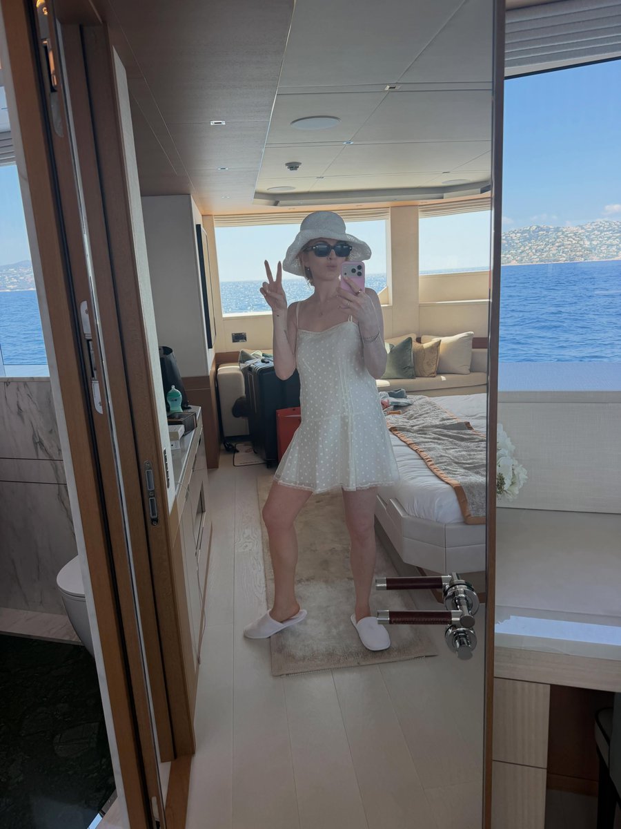 lavitalohan's tweet photo. Lindsay Lohan enjoying her Euro summer. https://t.co/HsXGCEFil0