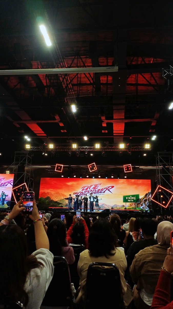 INSIMARII's tweet photo. รีแคป ( แบบมีแต่คำชม )
#DICETheEntertainer_หาดใหญ่
#DICE_SONRAY ฉบับเมน #MINthanakrit

(( นี่ไปถึงตอน 9 โมงกว่าใกล้ ๆ 10โมงได้มั้งไม่ได้ดูนาฬิกา ก็เดินเล่น ๆ ไปถึงหน้างานก็เริ่มเปิดพอดี ได้เป็นคนไทยคนแรกที่ซื้อการ์ดหนูแดง คนแรกที่หย่อนจดหมายให้มิน แล้วตอนที่กำลังยืนถ่ายรูปกับป้ายมินอยู่นั้น น้องที่รู้จักก็หันไปเจอมินกับจีซังเดินเข้าฮอลพอดี ตอนหันไปเจอคือตกใจมาก มือแข็ง ตัวแข็งกันทั้งคู่ 55555 ยืนเกาะกันอยู่สองคน มินกับจีซังน่าจะขำพวกนี่อะ แต่จีซังโบกมือน้อย ๆ ให้ ด้วย ส่วนมินก็โค้งให้ นี่แบบ ตรายย กุจะไฮบายไหวมั้ยนิ ห่างขนาดนี้ยังมือสั่นไปหมด ))

แต่พอถึงเวลาจริง ๆ คอนสนุกมากก เปิดมาคือปึ้ง!! เต้นโหดเหมือนโกรธใคร มินตุวแค่นี้🤏 แต่เอเนอจี้ใหญ่มาก นั่งแถว J ยังเห็นชัด เพลงใหม่ #DICERED_ล็อคเป้า คือป้าให้เลย แทบนั่งไม่ติดเก้าอี้ สเตจต่าง ๆ ก็ทำถึงทำเกิน ( แวะชมพวกฉากหลังหน่อย สีเสอในจอคือจัดจ้านมาก ) แล้วอย่างที่เคยบอกมินไว้ (และเขียนในจดหมายไป) ชอบไลน์เต้นและเสียงมินมาก ไลน์เต้นสะดุดตาตั้งแต่มินเป็นเด็กโคฟ ส่วนเสียงเป็นก็สิ่งที่ตกนี่ตั้งแต่มินอยู่แพนกวิ้นแล้ว พอได้มาเห็นกับตาเนื้อคือ ยิ่งชอบเข้าไปอีก คลิปแทบไม่ค่อยได้ถ่ายดี ๆ เพราะมัวแต่ฟินตาเนื้อ เก่งมากคับ ที่สำคัญ คอนนี้เมนมินเยอะมาก ป้าฟิน หันไปทางไหนก็เจอแต่เมนมิน รู้สึกมีพวกดี 55555

สเตจท็อป3ในใจ แบบไม่เรียง
-แค่อกยังไม่เท่าไหล่ ( ร้องกันลั่นฮอล แถวข้างหน้าแทบลุกขึ้นร้องพร้อมไดซ์ โคตรเอาสุด)
-โซ๊ะเดิ้น ( เกือบมีคนลุกขึ้นเด้งจริง ๆ ข้างหลังมันมาก )
-ล็อคเป้า ( อึ้งทุกท่อน ป้า ๆ อ้าปากค้าง เพลงใหม่แบบสับ ชอบ ๆ )

ก่อนเข้าคอนเมนมิน ออกมาก็เมนมิน แต่เหมือนจะโดนทุกคนตกเลยละ (( ไดซ์สบตาเก่งมาก ป้าเกือบเดรสตอนไฮบาย ไฮบายได๊แต่ป้าถ่ายหูไดซ์ ขอบคุณ ))

อเล็กซ์ก็หล่อจนงง ในจอไม่ได้ฝรั่งขนาดนั้น แต่ไปเจอตัวจริง อ๊าวไอ้ต้าวฝรั่งนี่มันก็หล่อเหลาเอาการ เข้าใจน้องสาวทุกอย่าง เสียงดีอีก ถูกใจมาก 

เจย์ คนนี้เมนเพื่อนป้า ป้าเลยจ้องเป็นพิเศษว่าจะพูดอะไรด้วยตอนไฮบาย แต่สุดท้ายก็ลืมอยู่ดี (ขอโทษสังคม) เจย์คือหล่อมาก จังหวะเจย์เดินมาแถวป้า ป้าหันขวั่บ! ปึ้ง หล่อกระแทกตา

อาโป สวยมาก สวยแสบน่าหยิก จังหวะรวบกระโปรงแล้วนั่ง ป้ากับน้องข้าง ๆ ใจหายใจคว่ำหมดลูกเอ้ย ไลน์เต้นกินเวทีสุด ๆ ตอนเดินลงมาเล่นที่โซนป้า ป้าโดนคนสวยแอ็คแท็ค

จีซัง เบ้าหน้าเริ่ดกว่าที่คิดมาก เริ่ดขนาดที่ว่า ป้านั่ง งง ว่าทำไมกล้องเก็บได้แค่นั้น ยิ่งเสียงนี่เริ่ดไม่ไหว 

โอโบ เห็นโอโบมาตลอด ยิ่งมาเจอตัวจริงคือ หนูลูกกก ตัวโตก็จริง แต่ไวบ์เด็กมาก อ้อแอ้ ๆ อยู่อย่างนั้น จนน้องข้าง ๆ หันมาคุยว่า โอโบนี่ตัวใหญ่นะ แต่ดูเด็กมาก เข้าใจทุกอย่าง แต่ตอนเล่นวิ่งกระสอบล้มด้วย ไม่รู้เจ็บไม๊ เห็นเดินเข้าหลังเวทีไปแป๊ปนึง

ชีส นี่เจอชีสก่อนคอนเพราะน้องลงมาที่บูธ แล้วนี่กลับจากกินข้าวพอขึ้นบันไดเลื่อนมาเจอน้องเดินกลับมาดี ชีสเหมือนไม่มีอยู่จริง เหมือนการ์ตูนมาก ป้าอึ้งงง แล้วก็ยังตลกเหมือนเดิม สงสัยถูกใจไก่ทอดหาดใหญ่จริง มากินอีกบ่อย ๆ ได้เลยน้า

แมดดอค คนนี้เกินคาดมาก ตั้งแต่มหัศจอรอหันการันยอ 55555 แล้วด้วยความที่ตัวสุงอะ เวลามาสเตจรองจะเห็นแมดชัดสุด เสียงเริ่ดอะไรเริ่ด ตอนไฮบายฮียิ้มตาหยีใส่ป้า คือตรายยย ป้าแพ้คนยิ้มสวย 

ออตโต้ หนุ่มแว่นมหัศจรรย์ เต้นจนเหมือนไม่มีกระดูก ป้าช็อค เอเนอจี้เริ่ดไม่ไหว ไฮบายก็ยิ้มน่ารักมาก ไอเลิ้ปหนวดแมวน้องโต้

เฟรม จิ๋วยังไงก็คือจิ๋ว เด็กเร้กของป้า โตแค่ไหนก็ยังเร้กอยู่มาก แต่โตมาหล่อมากลูกเอ้ย หนุ่มไทยหน้าหวาน ป้าให้เลยละ เรื่องเพอร์ฟอร์มไม่ต้องพูดถึงแล้วเนาะ เหมือนเกิดมาบนเวที

สรุปทั้งหมดทั้งมวล ตัดสินใจถูกมาก ที่ไปคอน เพราะอยากกลับมาติ่งไดซ์อีกครั้ง หลังจากห่างหายมานาน ป้าจะคอยดันหลังพวกเอ็งน้าาา สู้เว้ย