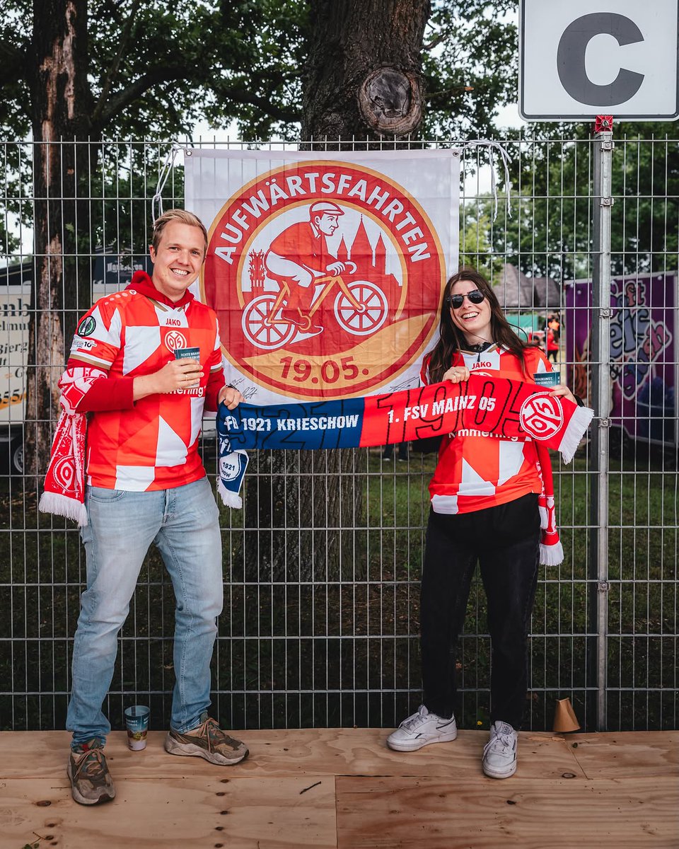 Mainz05en's tweet photo. Always together with our fans ❤️🤍

#Mainz05 #DFBPokal #VFBM05 https://t.co/o0UbFBA1RC