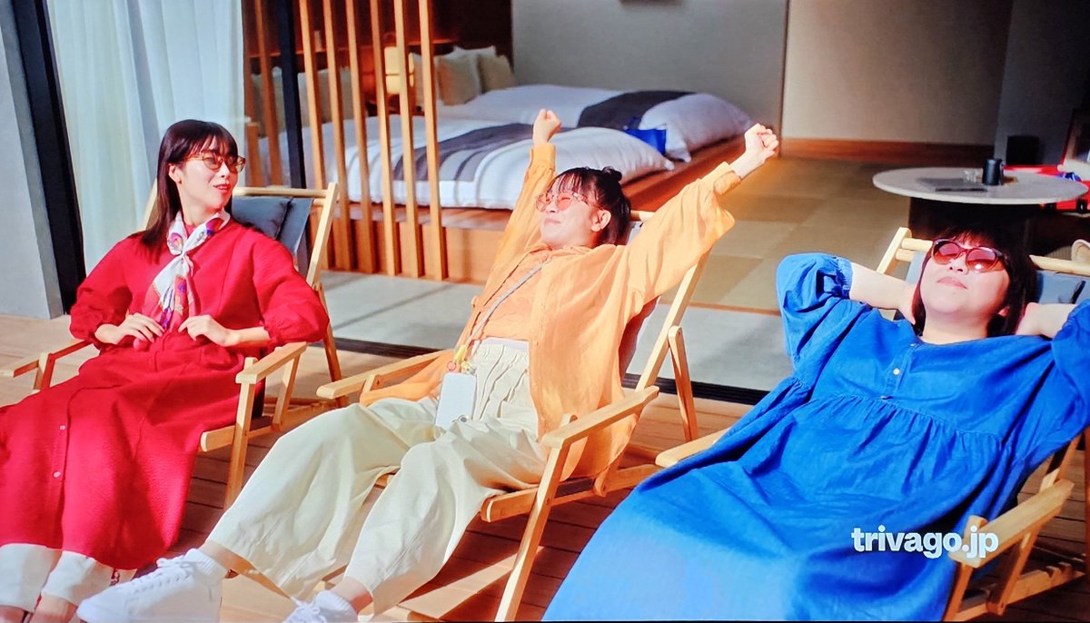 kozy_57's tweet photo. トリバゴのCM、何回見ても違和感。この３人、同じ部屋に泊まってんのに誰かが代表してじゃ無くて別々に料金払ってんの？３人は友達やろうに、赤と青は安い料金を黄色に教えてあげてへんの？
設定がようわからん。
黄色は「やらなきゃ」とか言うてる場合とちゃうで。

#トリバゴ https://t.co/dF8EARCXY4